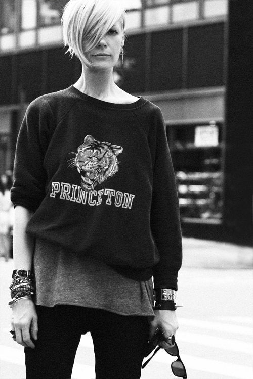 <!--:en-->How To... <BR><em>wear your little brother's sweater</em><!--:--><!--:fr-->Comment... <BR><em>porter le sweat de votre petit fr√®re</em><!--:-->